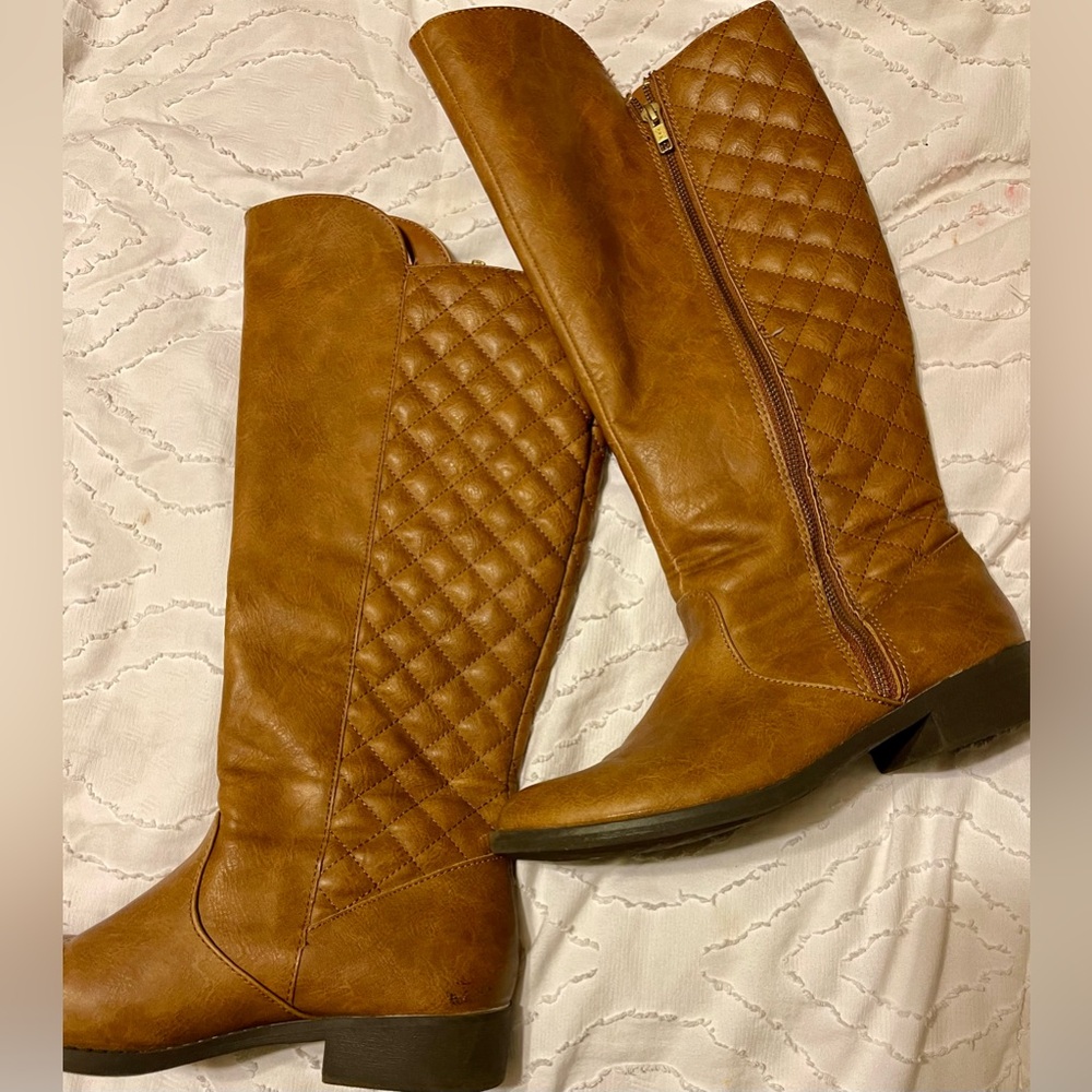 Deflex brown comfort knee high boots. Size 8. Zipper closure on side.
